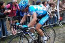 Parijs-Roubaix 2009, Bos van Wallers. Het in hoofdzaak Vlaamse publiek heeft geen oog voor oud-winnaar Knaven, want Boonen komt eraan.