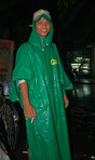 Hanoi - Riksjabestuurder, schuilend voor de regen