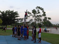 Een groep jonge acrobaten studeert een act in in een park in Vientiane (Laos)
