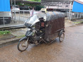 Een 'taxi' om een brommertje van Honda heen gebouwd, Nong Khai (Thailand)