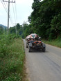 Vrachtvervoer in Laos. Dit soort voertuigen wordt gemaakt in China en is volledig aangepast aan de klimatologische omstandigheden en de staat van het wegdek.